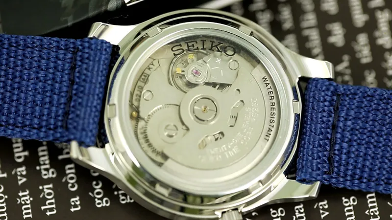 Đồng hồ Seiko 5 qu&acirc;n đội sử dụng động cơ t&acirc;n tiến 7S26