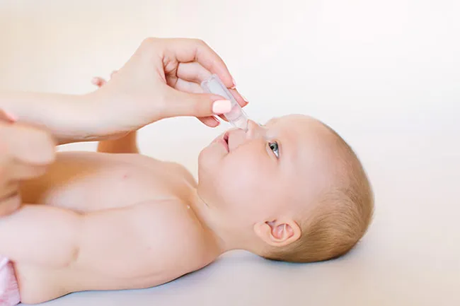 M&aacute;ch mẹ c&aacute;ch xịt muối biển cho trẻ sơ sinh đ&uacute;ng cực chuẩn 2