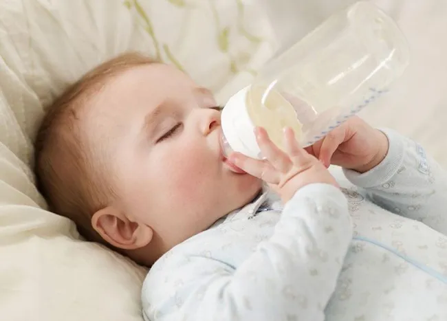 c&aacute;ch hạ sốt cho trẻ bằng bổ sung đầy đủ nước
