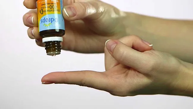 Baby Drops Vitamin D3 sử dụng trực tiếp hoặc th&ecirc;m v&agrave;o đồ ăn/ đồ uống cho trẻ
