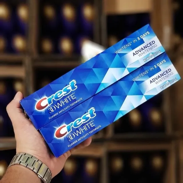 Kem đánh răng Crest làm tan vết ố vàng, mang lại hàm răng trắng sáng