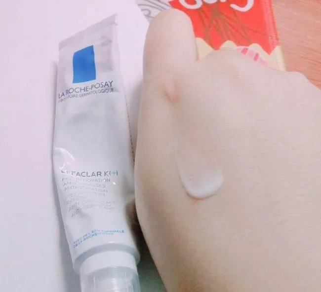 kết cấu kem trị mụn đầu đen La Roche Posay Effaclar K