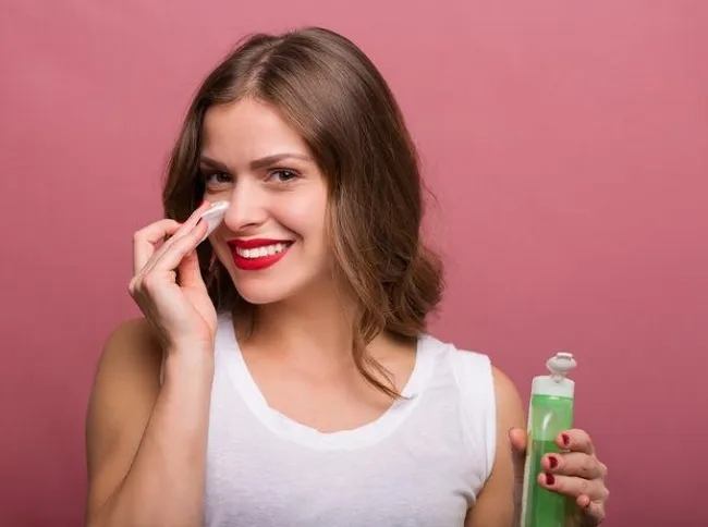 C&aacute;ch sử dụng nước hoa hồng l&agrave;m giảm bọng dưới mắt