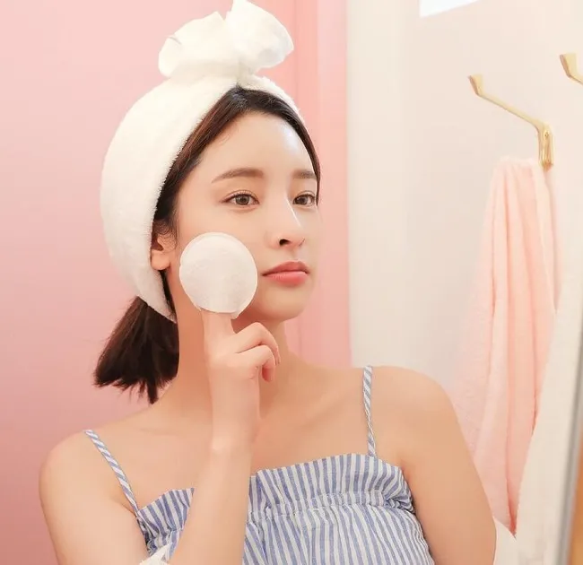 C&aacute;ch sử dụng nước hoa hồng l&agrave;m nước tẩy trang