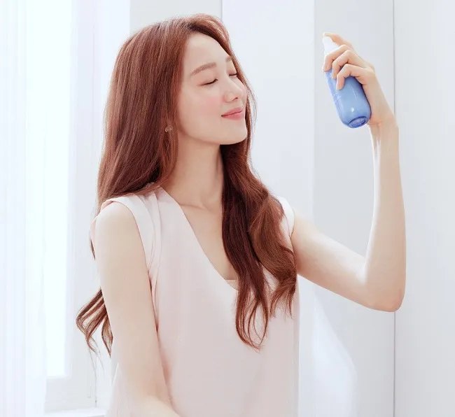 C&aacute;ch sử dụng nước hoa hồng l&agrave;m xịt kho&aacute;ng