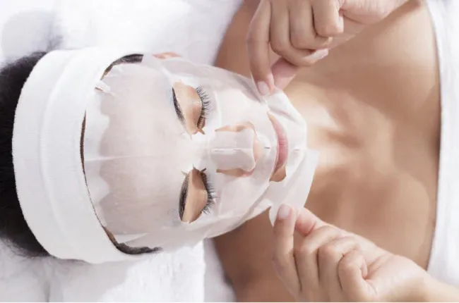 C&aacute;ch sử dụng nước hoa hồng l&agrave;m lotion mask