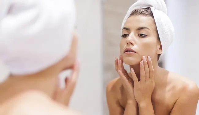 C&aacute;ch sử dụng nước hoa hồng trị mụn