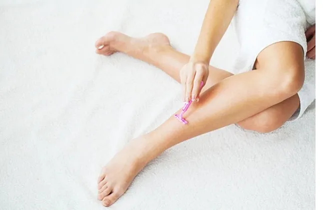 C&aacute;ch sử dụng nước hoa hồng l&agrave;m dịu da sau cao l&ocirc;ng