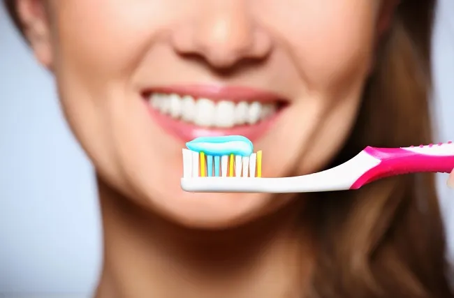 C&aacute;ch l&agrave;m thơm miệng- Đ&aacute;nh răng v&agrave; lưỡi &iacute;t nhất 2 lần/ng&agrave;y