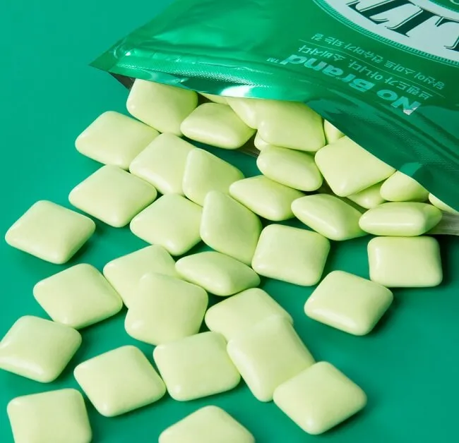 C&aacute;ch l&agrave;m thơm miệng- Sử dụng keo cao su c&oacute; chứa quế hoặc xylitol
