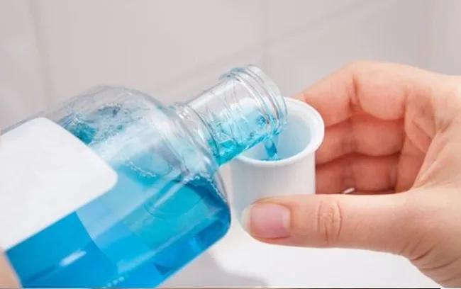 c&aacute;ch l&agrave;m thơm miệng- Sử dụng nước s&uacute;c miệng kh&aacute;ng khuẩn