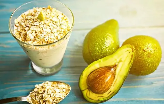 C&aacute;ch l&agrave;m mặt nạ bơ v&agrave; bột yến mạch