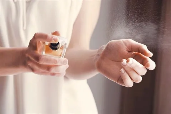 C&aacute;ch 1: Xịt trực tiếp l&ecirc;n cơ thể