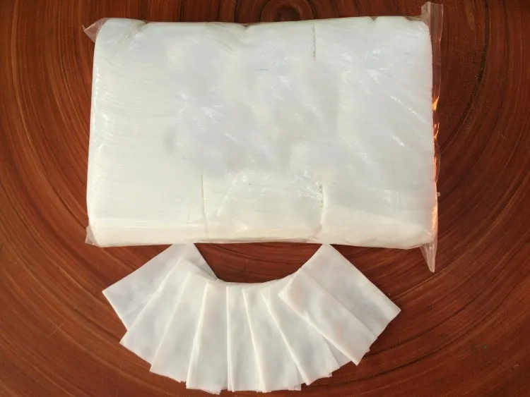 Kh&ocirc;ng c&oacute; b&ocirc;ng tẩy trang bạn c&oacute; thể d&ugrave;ng khăn vải vẫn thực hiện c&aacute;ch tẩy trang đ&uacute;ng c&aacute;ch tại nh&agrave; l&agrave;nh t&iacute;nh