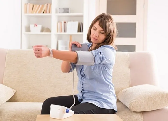 M&aacute;y đo huyết &aacute;p ch&iacute;nh h&atilde;ng gi&uacute;p mẹ c&oacute; thể theo d&otilde;i sức khỏe tại nh&agrave;