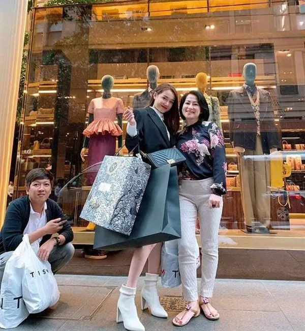Dẫn mẹ đi Shopping v&agrave;o ng&agrave;y 8.3 