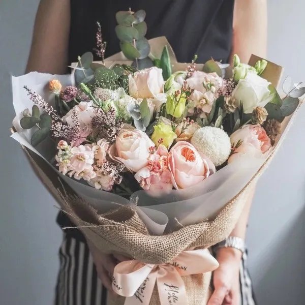 Một b&oacute; hoa tươi cũng l&agrave; m&oacute;n qu&agrave; cho mẹ trở n&ecirc;n &yacute; nghĩa