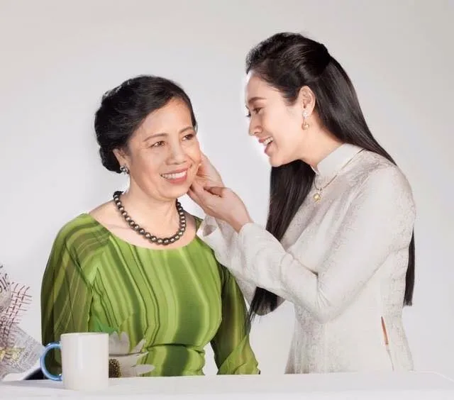 Trang sức - đ&aacute; qu&yacute; l&agrave; m&oacute;n qu&agrave; cho mẹ 8/3 trở n&ecirc;n &yacute; nghĩa hơn