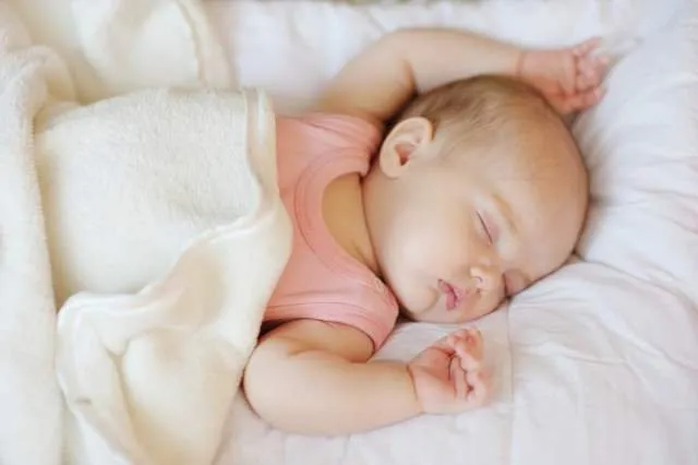 Lu&ocirc;n tạo kh&ocirc;ng gian tho&aacute;ng khi b&eacute; ngủ, hạn chế tối đa c&aacute;c vật dụng xung quanh b&eacute;