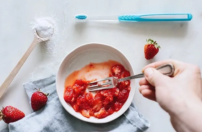 C&aacute;ch l&agrave;m trắng răng bằng d&acirc;u t&acirc;y, muối v&agrave; baking soda
