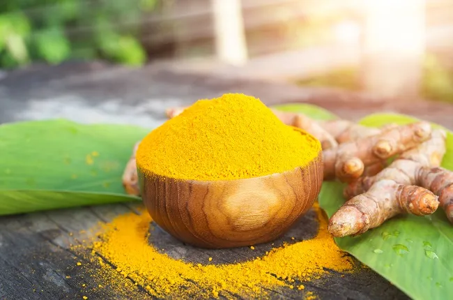 C&aacute;ch l&agrave;m trắng răng bị v&agrave;ng bằng nghệ