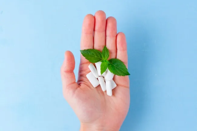 C&aacute;ch l&agrave;m trắng răng tại nh&agrave; bằng keo cao su