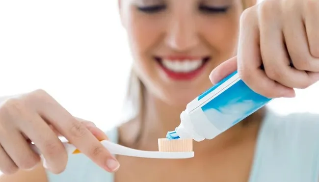 Đ&aacute;nh răng đều đặn gi&uacute;p l&agrave;m trắng răng