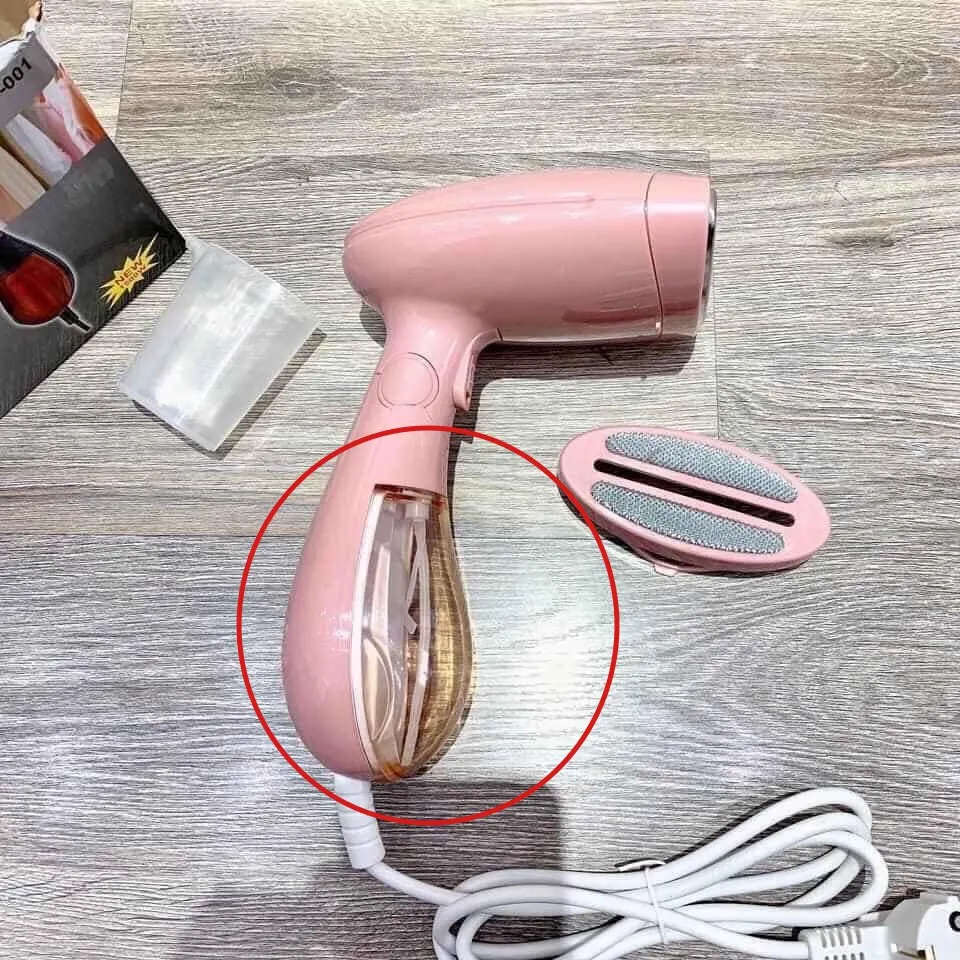 Thực hiện kiểm tra b&igrave;nh chứa nước của b&agrave;n l&agrave; hơi nước Sokany trước khi sử dụng
