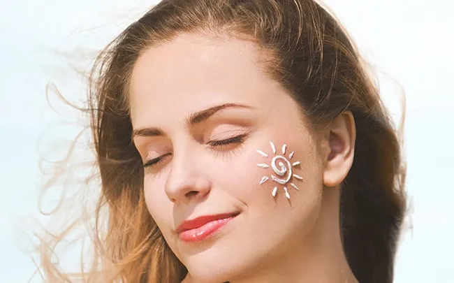 N&ecirc;n thoa kem chống nắng trước khi ra ngo&agrave;i khoảng 30 ph&uacute;t