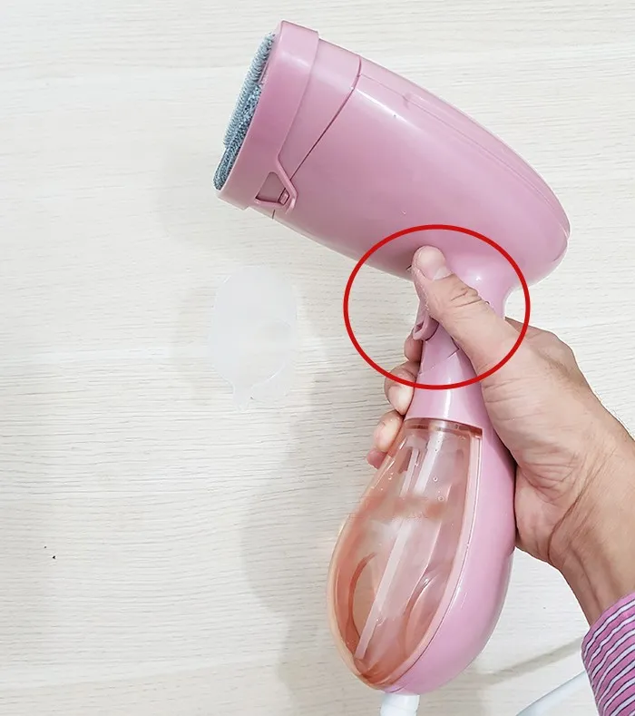 Lu&ocirc;n nhấn n&uacute;t trong qu&aacute; tr&igrave;nh l&agrave; ủi v&agrave; thả ra khi kh&ocirc;ng cần thiết