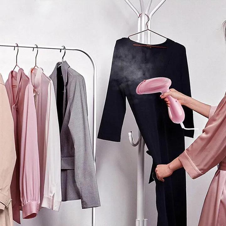 Để mang đến hiệu quả trong c&aacute;ch sử dụng b&agrave;n l&agrave; hơi nước cầm tay Sokany, bạn cần treo quần &aacute;o ngang tầm nh&igrave;n 