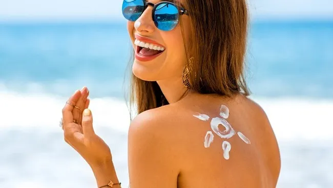 Kem chống nắng vật l&yacute; c&oacute; cần b&ocirc;i lại kh&ocirc;ng