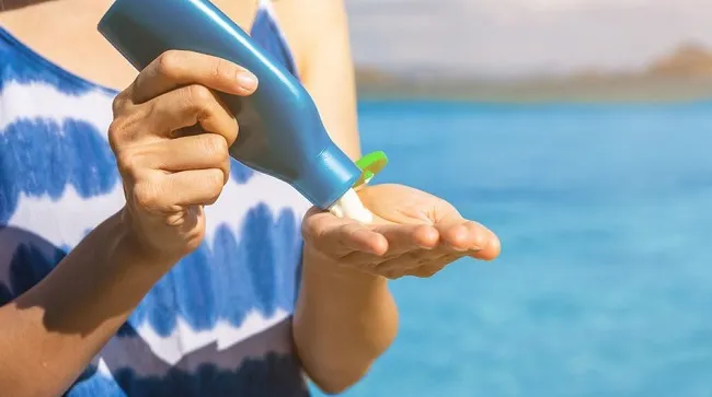 Tr&aacute;nh chọn kem chống nắng c&oacute; th&agrave;nh phần g&acirc;y dị ứng