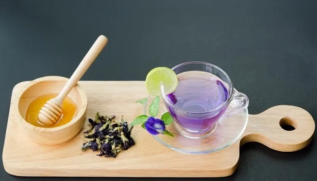 C&aacute;ch pha tr&agrave; hoa đậu biếc mật ong