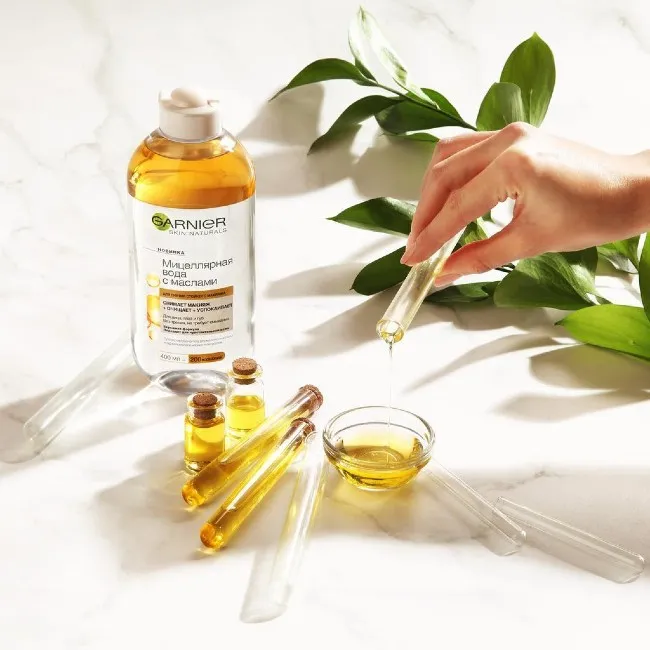 Tẩy trang trước hay rửa mặt trước? Sử dụng tẩy trang dạng nước dầu để l&agrave;m sạch mặt đầu ti&ecirc;n