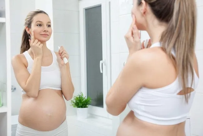 Lựa chọn c&aacute;c d&ograve;ng skincare l&agrave;nh t&iacute;nh, gi&uacute;p bảo vệ da tốt hơn