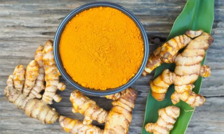 Nghệ c&oacute; ưu &dstrok;iểm l&agrave;m s&aacute;ng da, cải thiện c&aacute;c vết th&acirc;m sạm