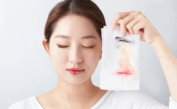 Cần tẩy trang trước v&agrave; rửa mặt sau để loại bỏ hết những bụi bẩn v&agrave; lớp dầu trung h&ograve;a tr&ecirc;n da