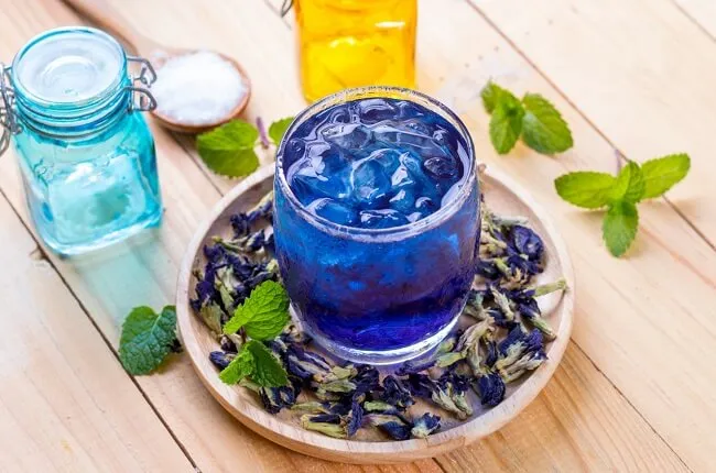 Tr&agrave; hoa đậu biếc gi&uacute;p l&agrave;m s&aacute;ng da