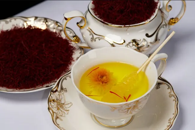 C&aacute;ch uống Saffron với hoa c&uacute;c