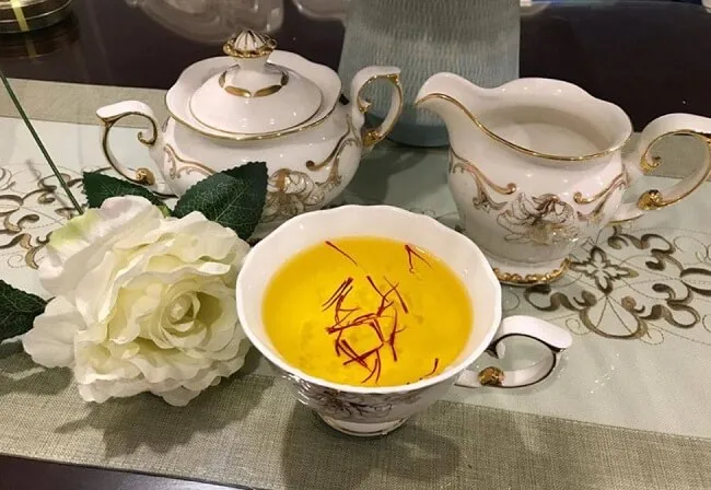 C&aacute;ch uống Saffron với nước ấm