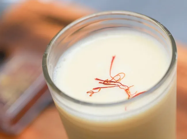 C&aacute;ch uống Saffron với sữa