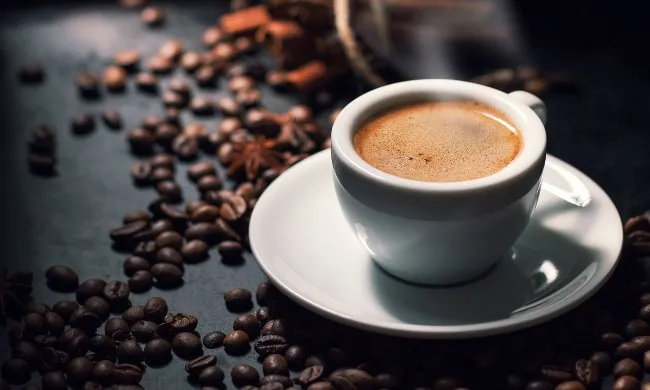 Trong cafe c&oacute; caffein g&acirc;y ảnh hưởng đến sữa mẹ v&agrave; b&eacute;