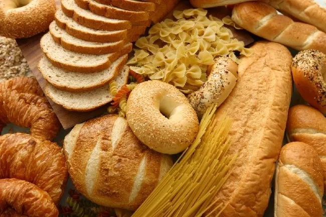 C&aacute;c sản phẩm được chế biến từ l&uacute;a m&igrave; c&oacute; thể khiến b&eacute; dị ứng, mẹ cần theo d&otilde;i