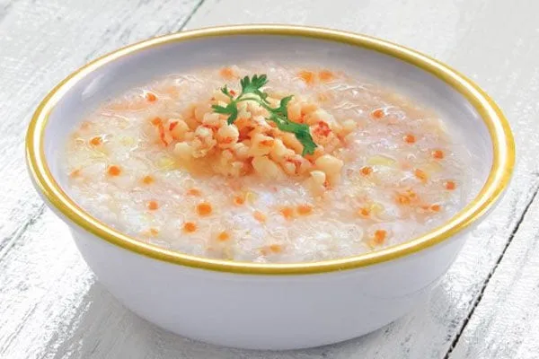 Trẻ em bị nhiệt miệng n&ecirc;n ăn thức ăn dạng lỏng, mềm, nguội sẽ tốt hơn