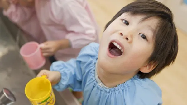 S&uacute;c miệng nước muối mỗi ng&agrave;y, sau khi đ&aacute;nh răng