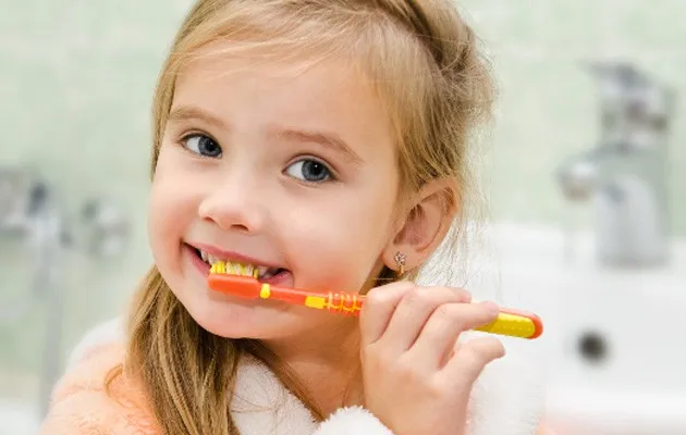 Thường xuy&ecirc;n duy tr&igrave; vệ sinh răng miệng cho trẻ để tr&aacute;nh nhiệt miệng