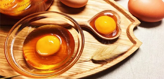Đồ ăn cho ch&oacute; từ l&ograve;ng đỏ trứng g&agrave; gi&uacute;p l&ocirc;ng mượt