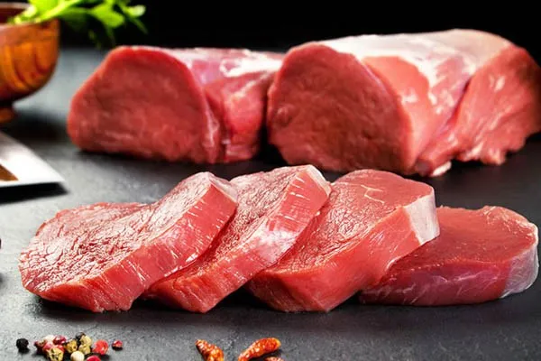 Thịt b&ograve; cũng gi&uacute;p l&ocirc;ng th&uacute; cưng b&oacute;ng mượt, mềm mại hơn