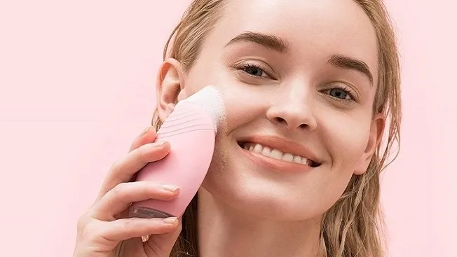 Da mụn c&oacute; thể sử dụng m&aacute;y rửa mặt